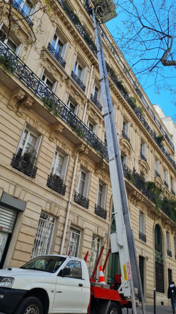 location monte meuble paris 75008