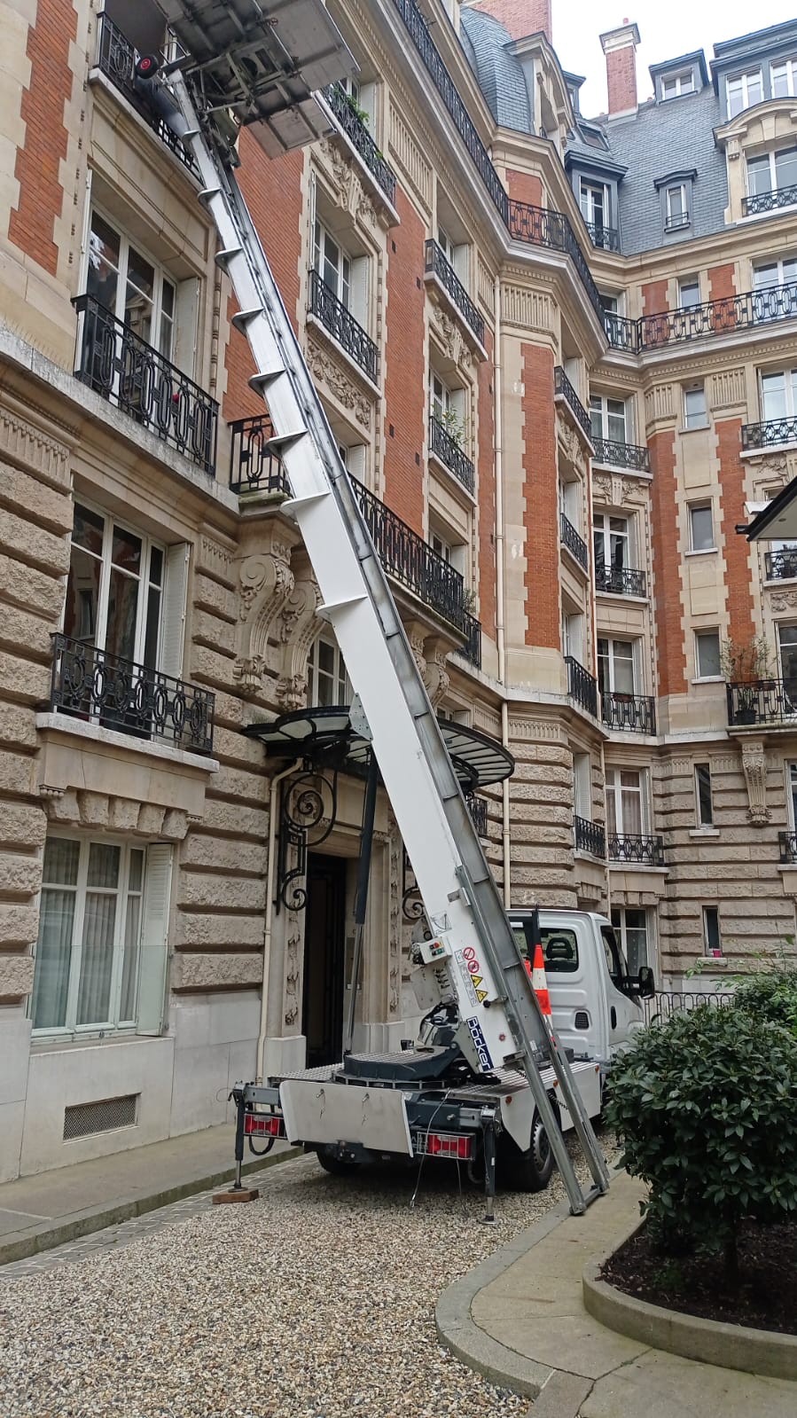 location monte charge neuilly sur seine 92051